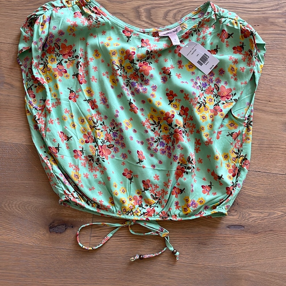 Willow and Root spring or summer floral top. NWT. Size small. soo cute